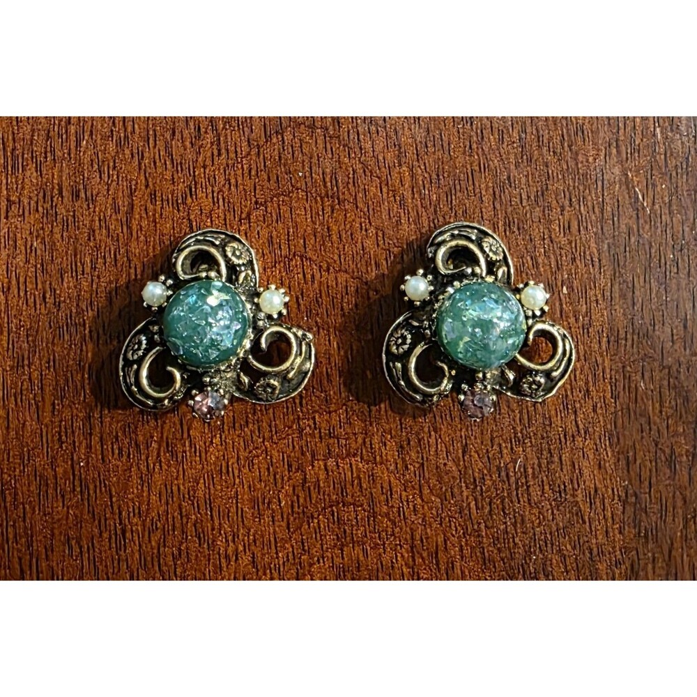 Vintage Green Confetti Lucite Gold Tone Rhinestone Floral Design Clip On Earring